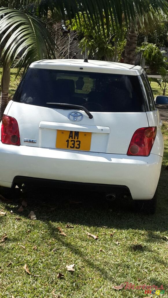 2004' Toyota Isis photo #4