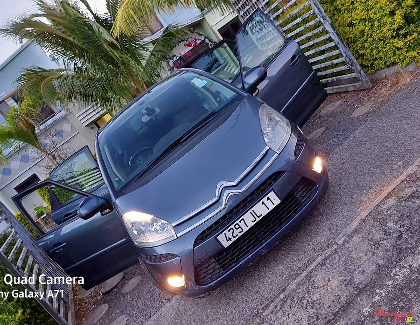 2011' Citroen Grand C4 Picasso dorigine photo #2