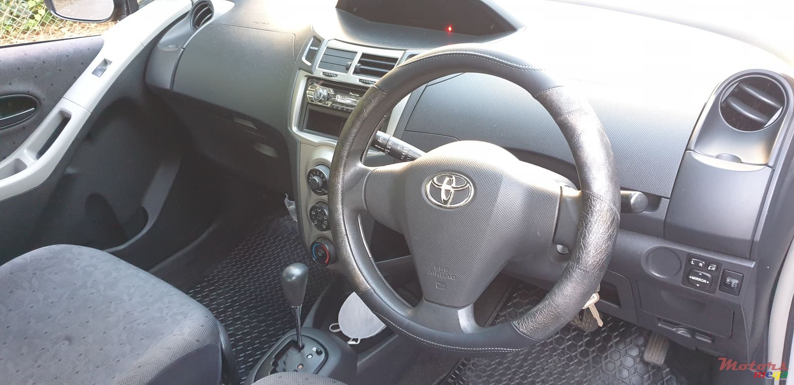 2009' Toyota Vitz photo #4