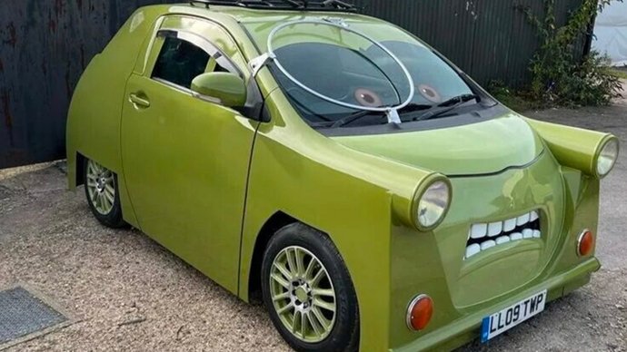 Une Toyota iQ transformée en Professeur Zündapp de Cars 2