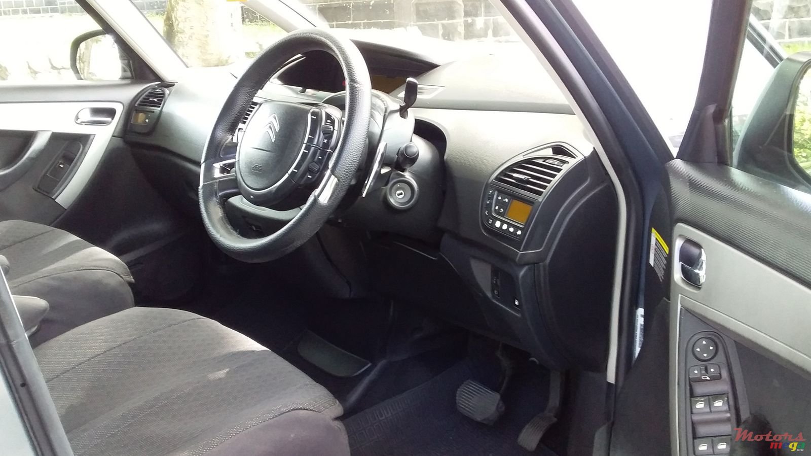 2011' Citroen C4 Picasso photo #4