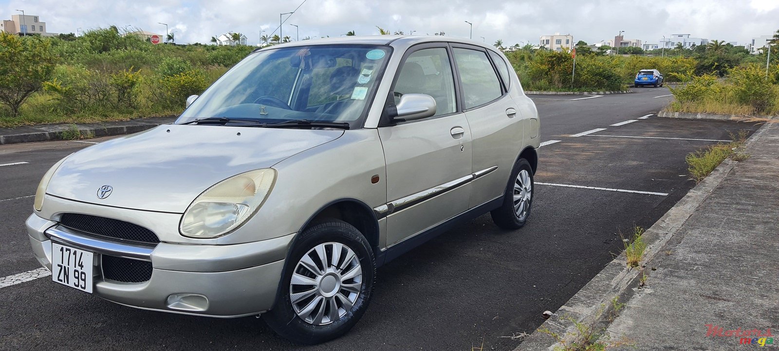 1999' Toyota Duet photo #1