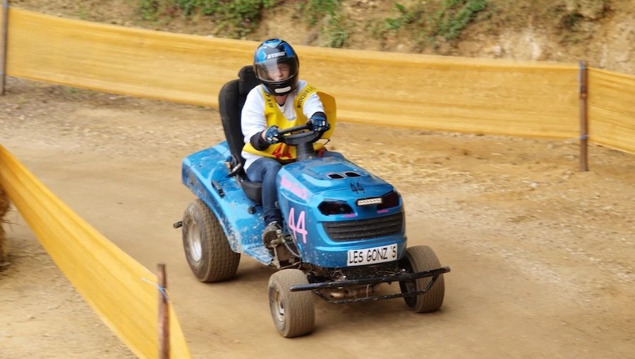 Les courses de tracteurs-tondeuses sont de plus en plus populaires en France.