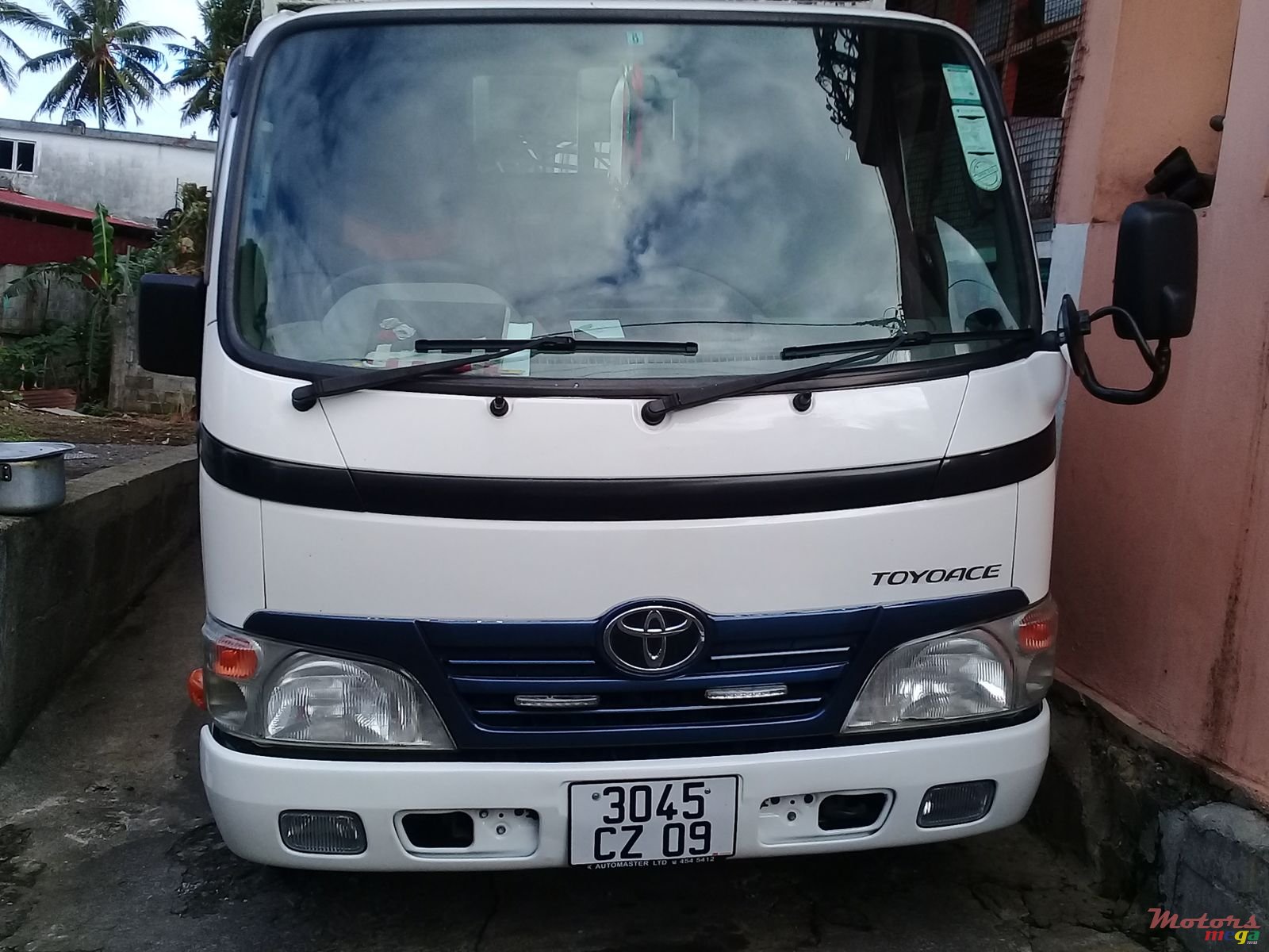 2009' Toyota HiAce photo #1