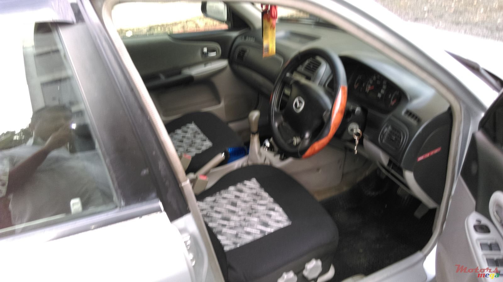 2001' Mazda 323 photo #1