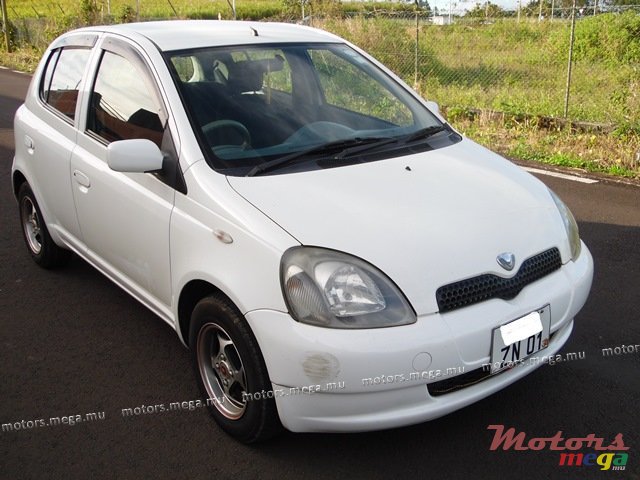 2001' Toyota Vitz photo #2
