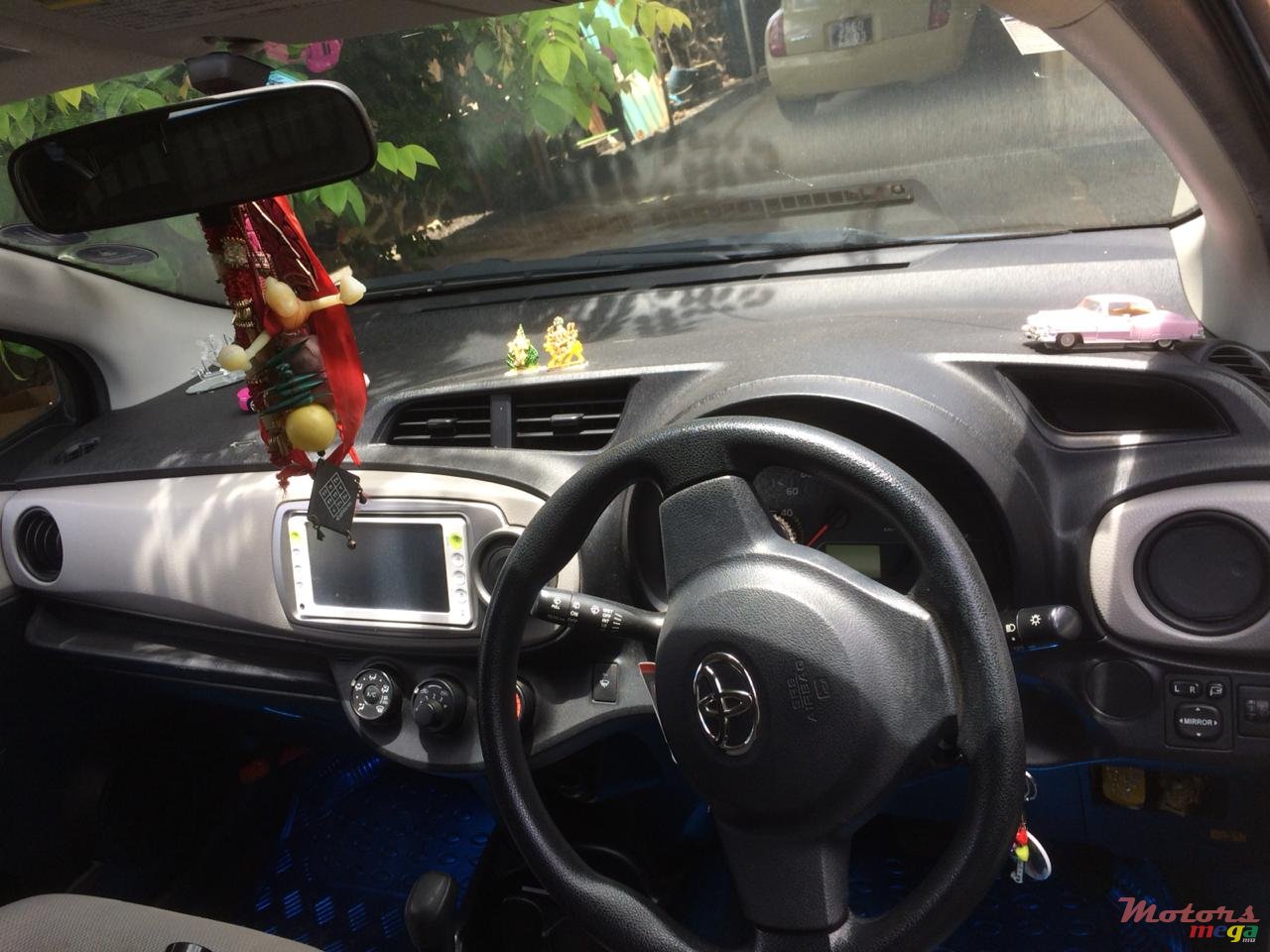 2011' Toyota Vitz photo #3