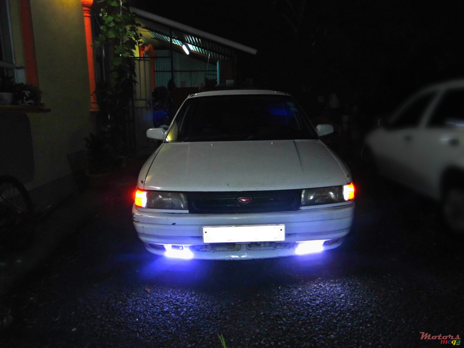 1989' Mazda 323 photo #1