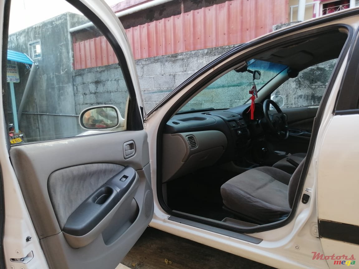2001' Nissan Sunny photo #4