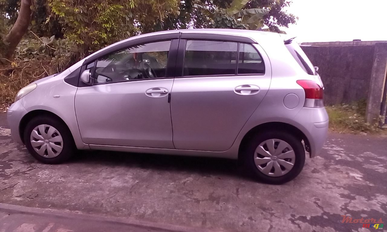 2009' Toyota Yaris photo #3