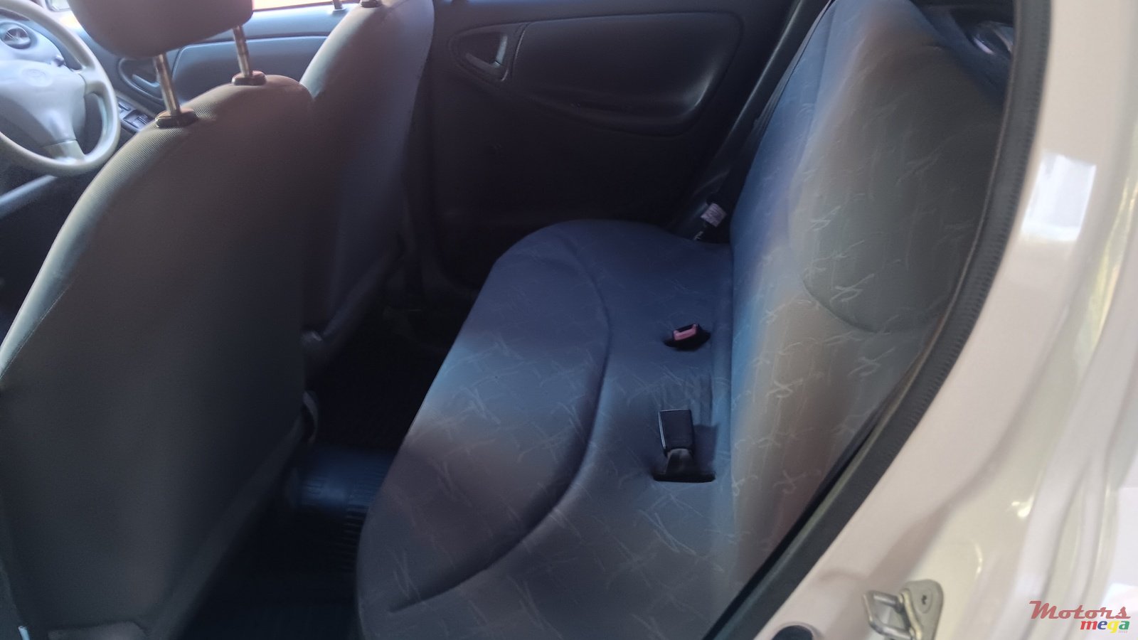 2001' Toyota Vitz photo #5