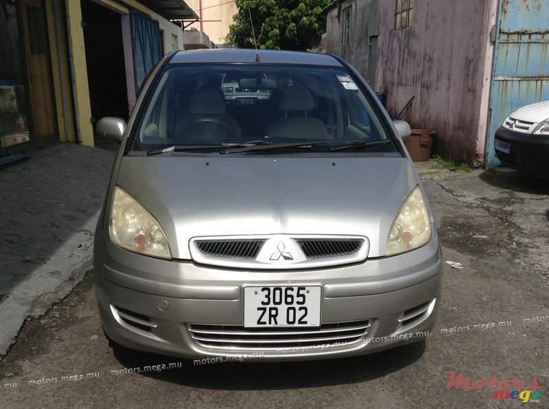 2002' Mitsubishi Colt photo #1