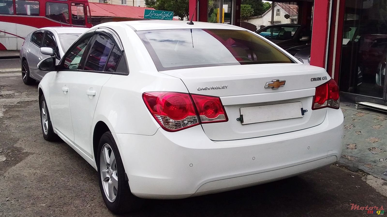 2011' Chevrolet Cruze photo #3