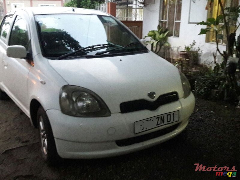 2001' Toyota Vitz photo #2