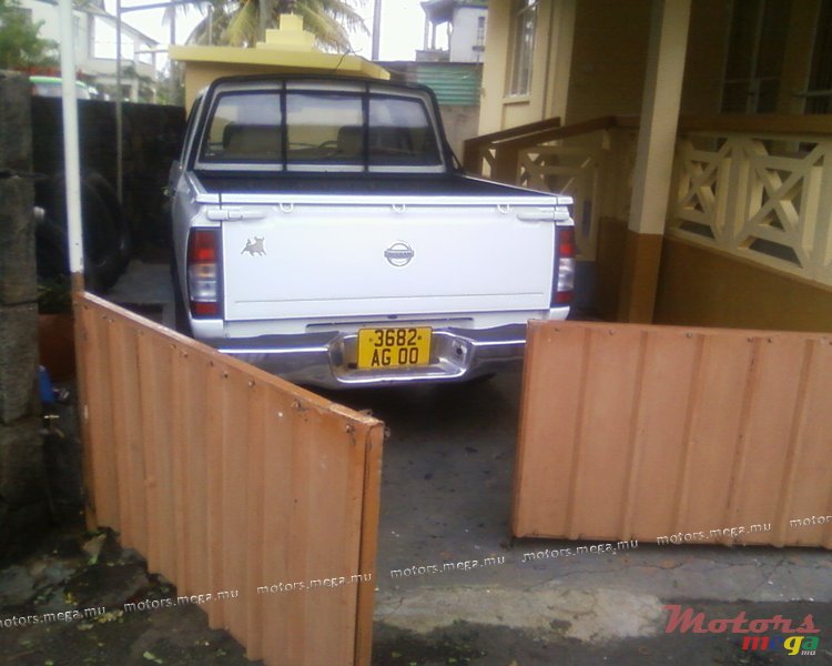 2000' Nissan photo #5