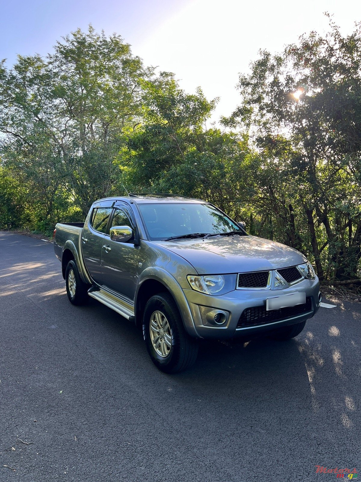 2014' Mitsubishi L200 photo #1