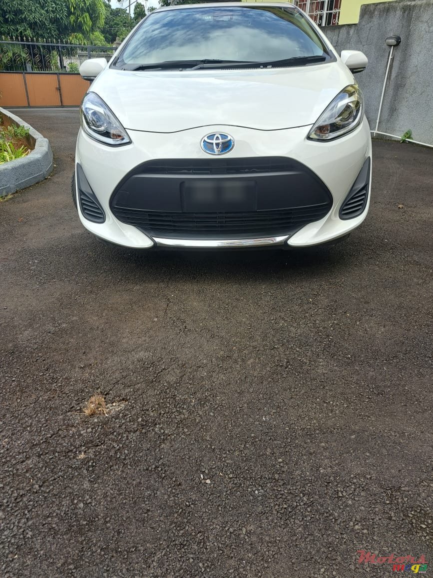 2020' Toyota Prius c photo #5