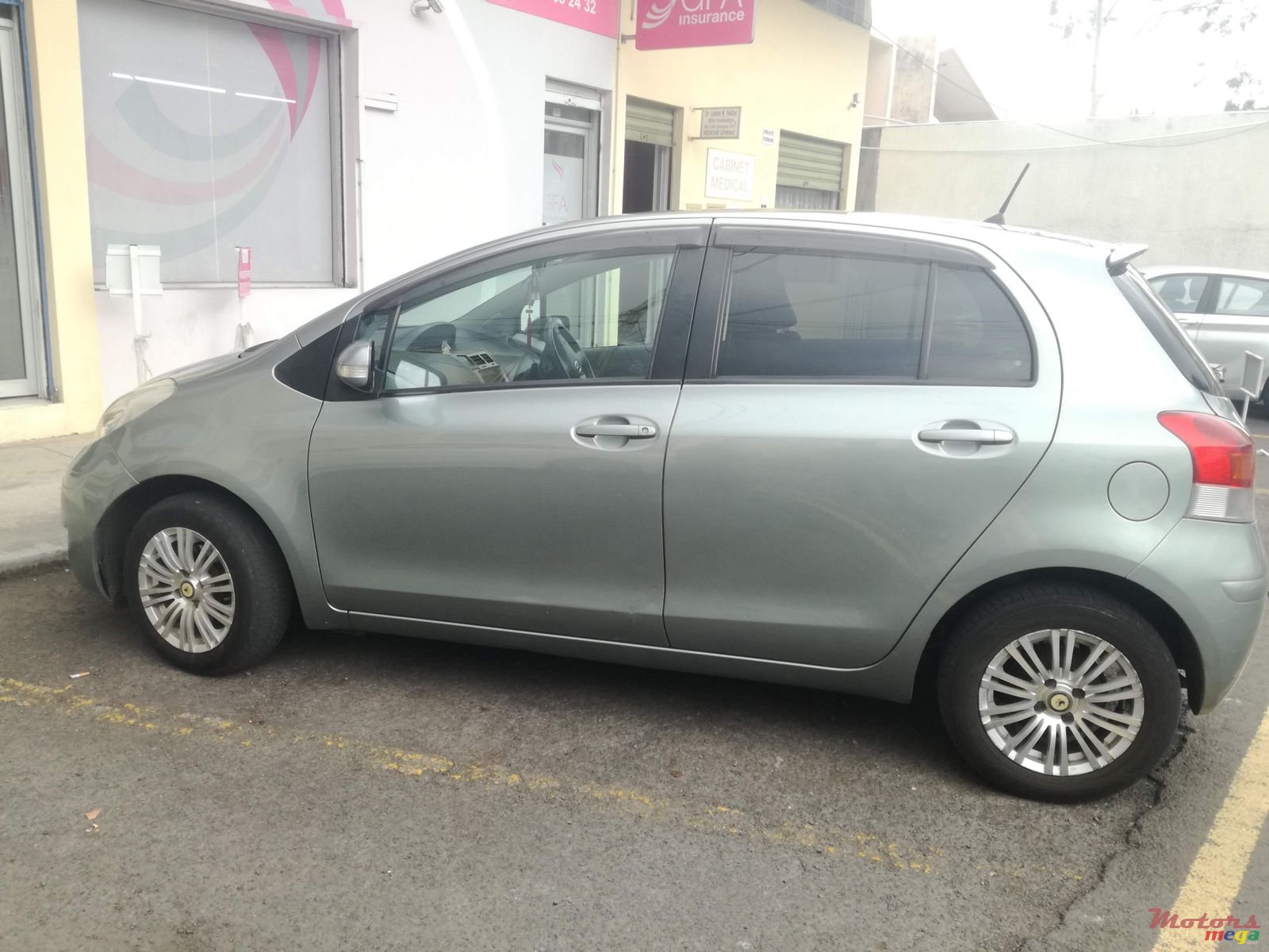 2009' Toyota Vitz photo #3