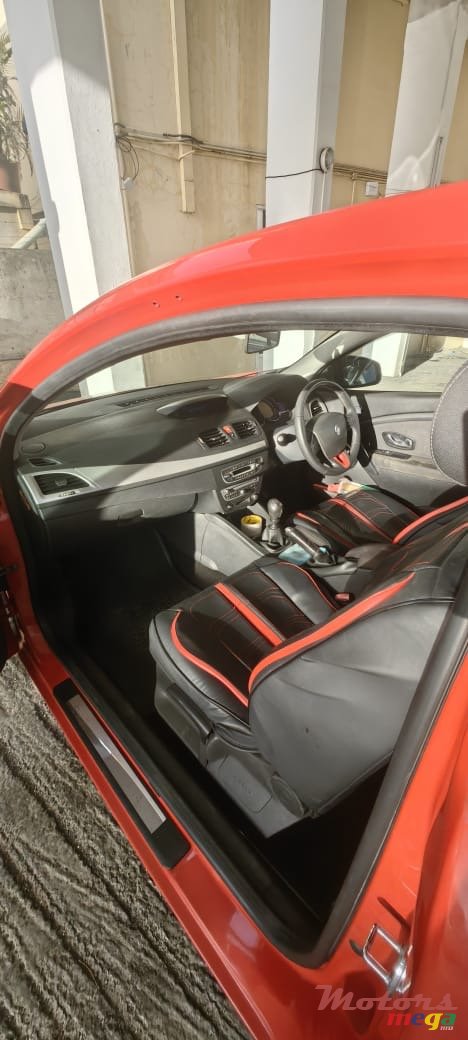2010' Renault Megane photo #6