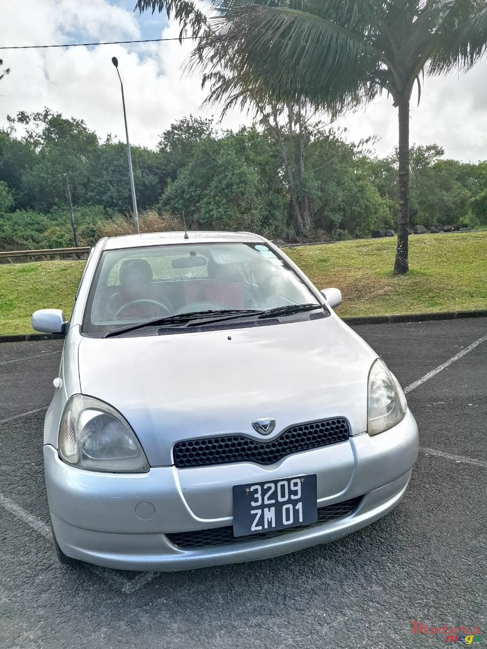 2001' Toyota Vitz photo #2