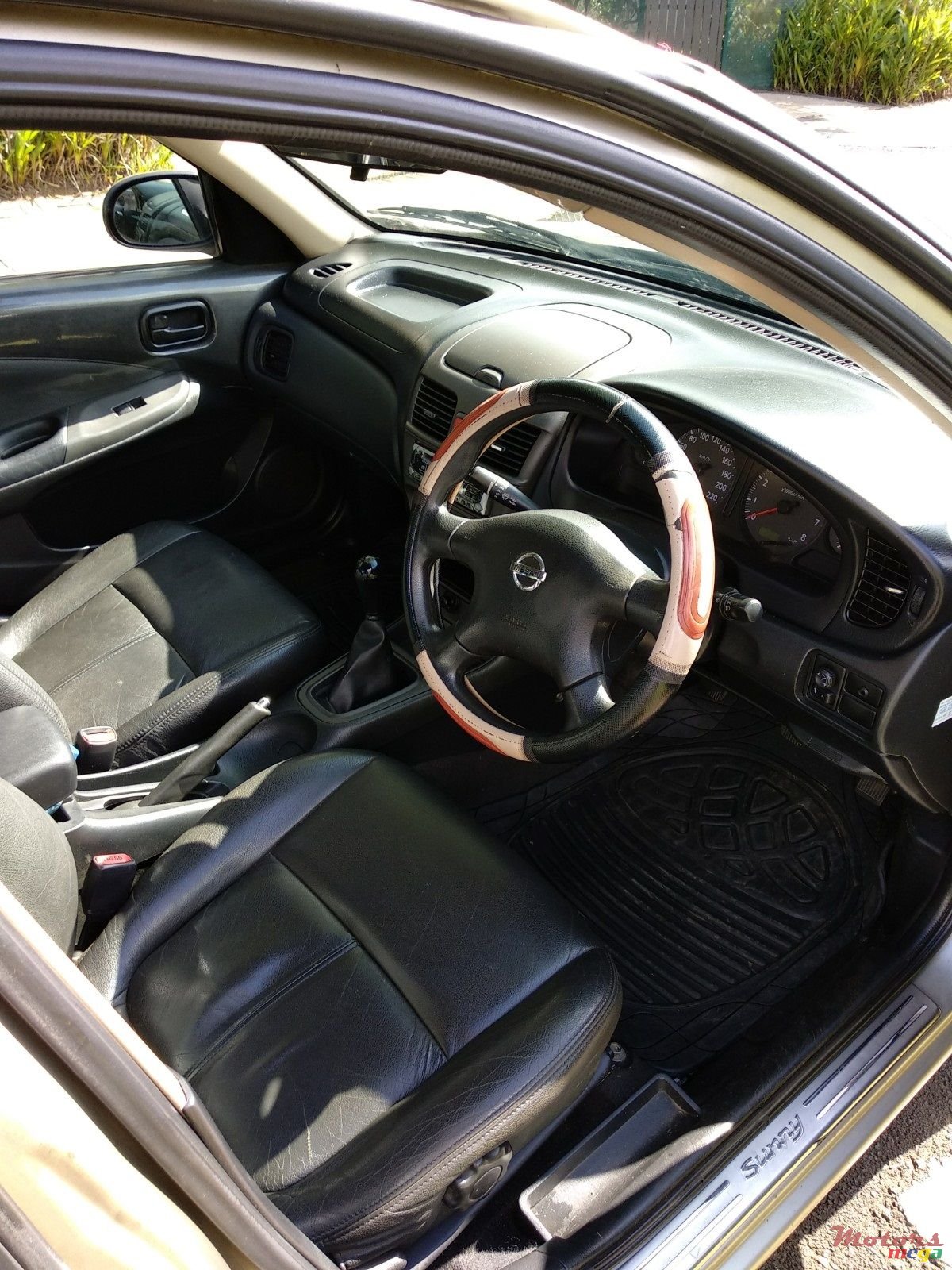 2004' Nissan Sunny photo #2