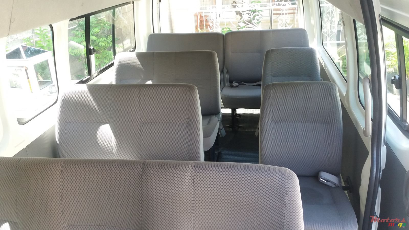 2009' Toyota HIACE photo #2