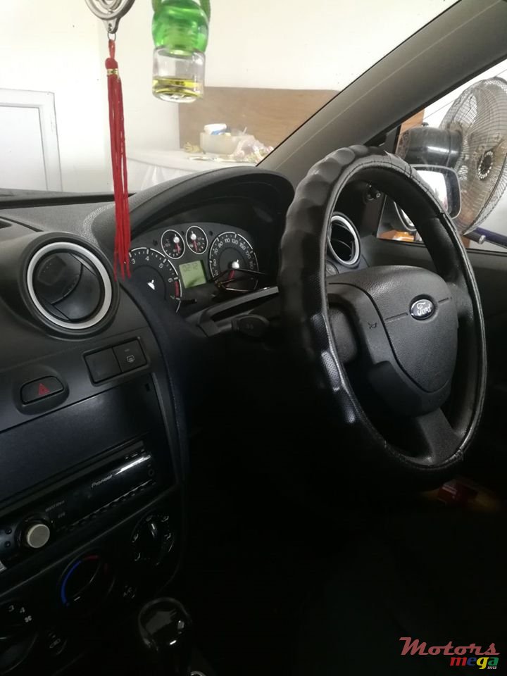 2007' Ford Fiesta photo #2