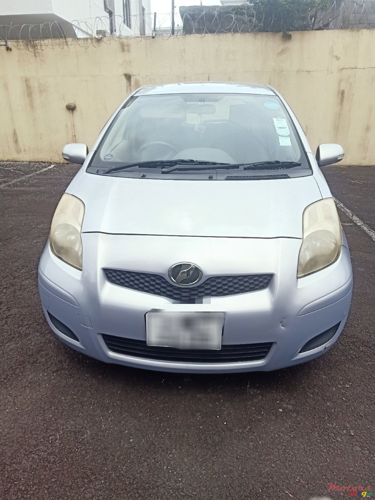 2009' Toyota Vitz photo #2