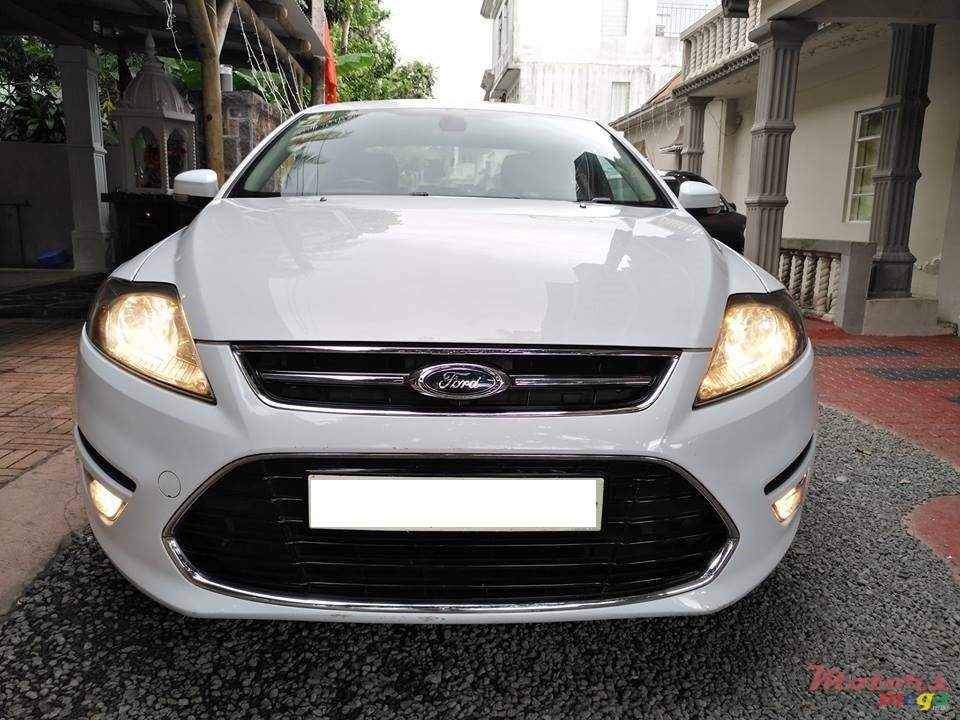 2012' Ford Mondeo Saloon photo #1