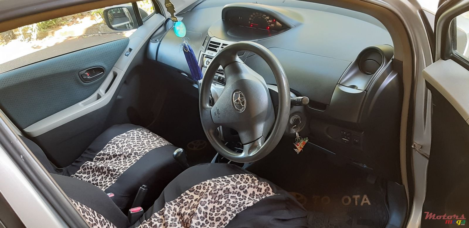 2006' Toyota Vitz photo #2