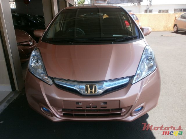 2013' Honda FCX Clarity fit hybrid photo #3