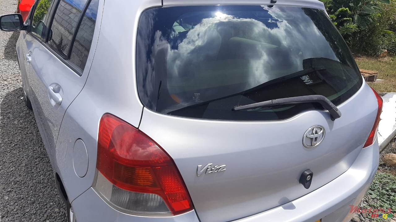 2009' Toyota Vitz photo #3