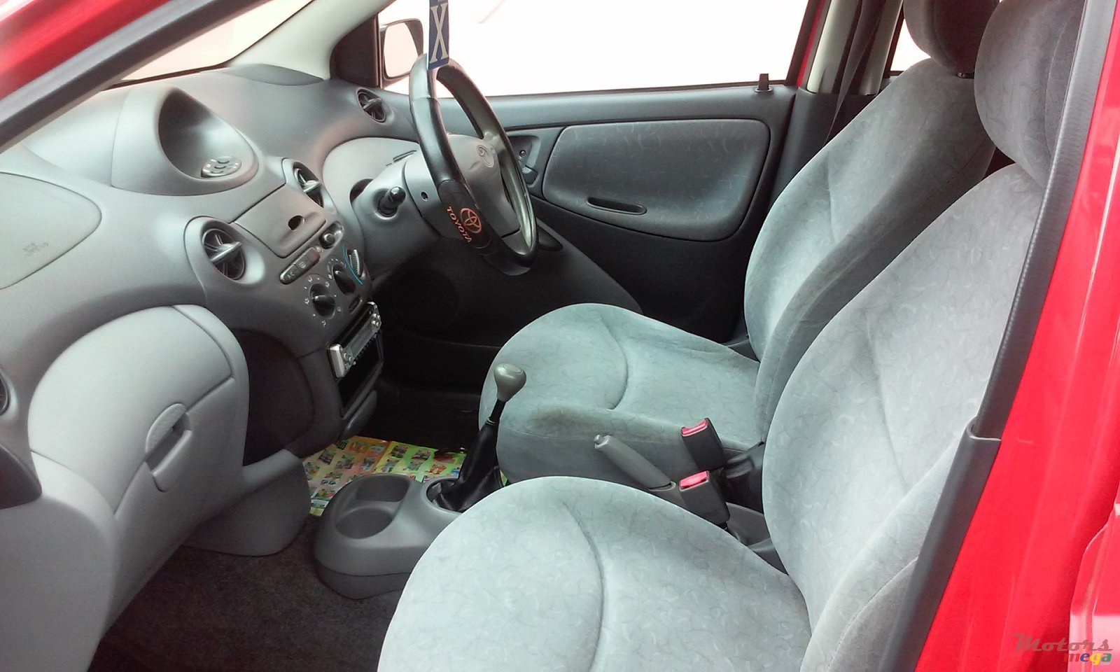 2000' Toyota Vitz photo #2