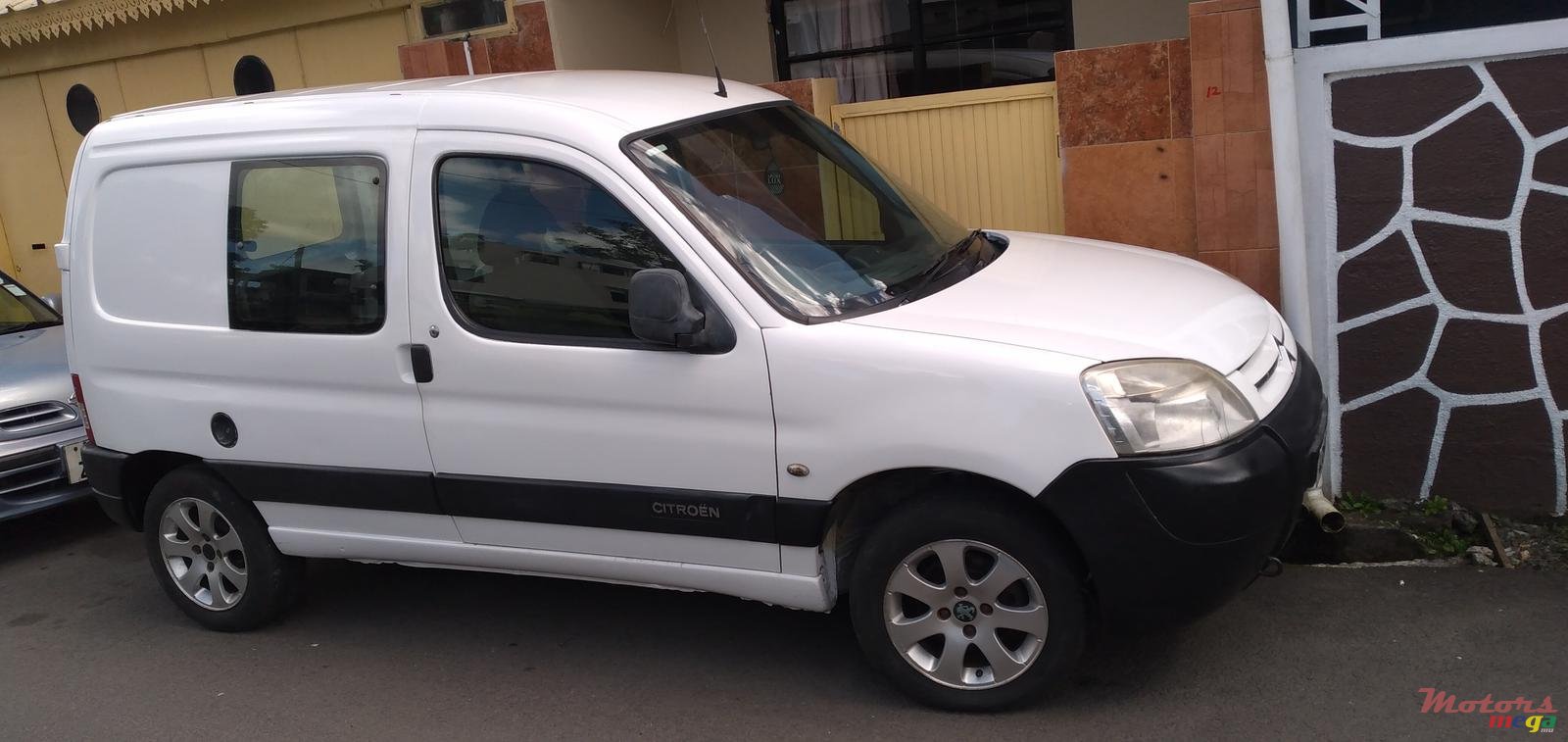 2011' Citroen Berlingo photo #3