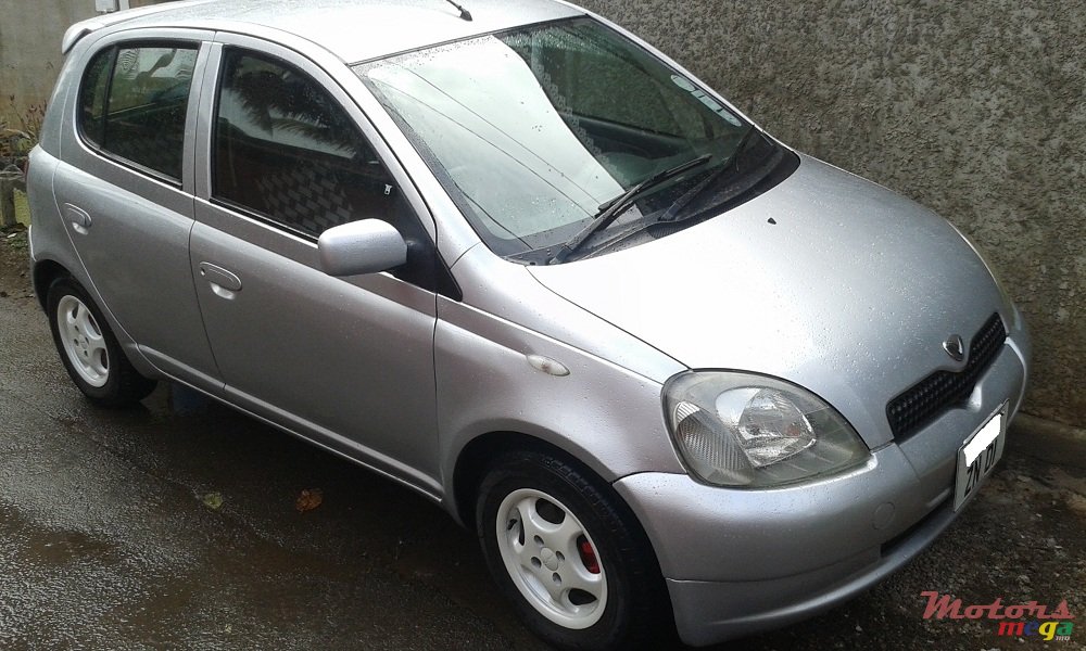 2001' Toyota Vitz photo #3