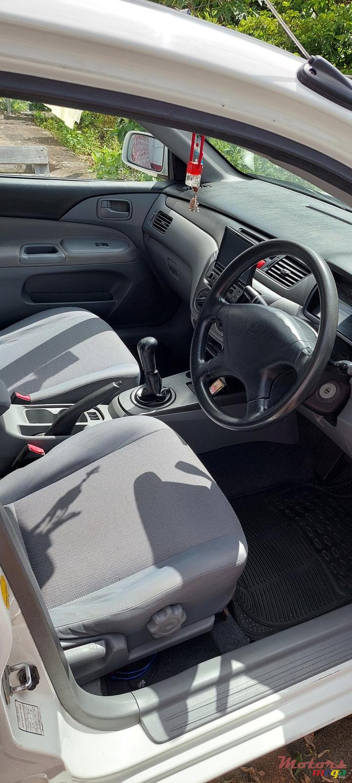 2010' Mitsubishi Lancer photo #2