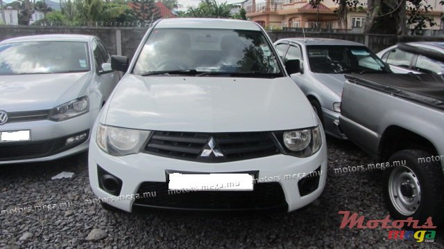 2010' Mitsubishi l 200 photo #1