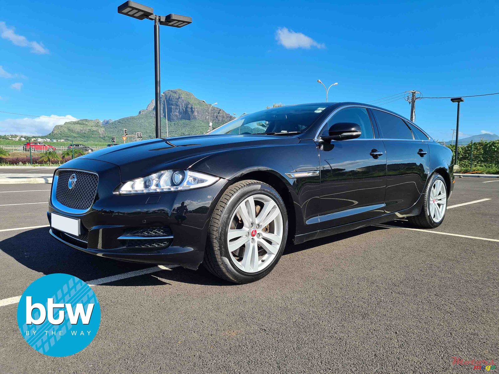 2015' Jaguar XJ photo #2