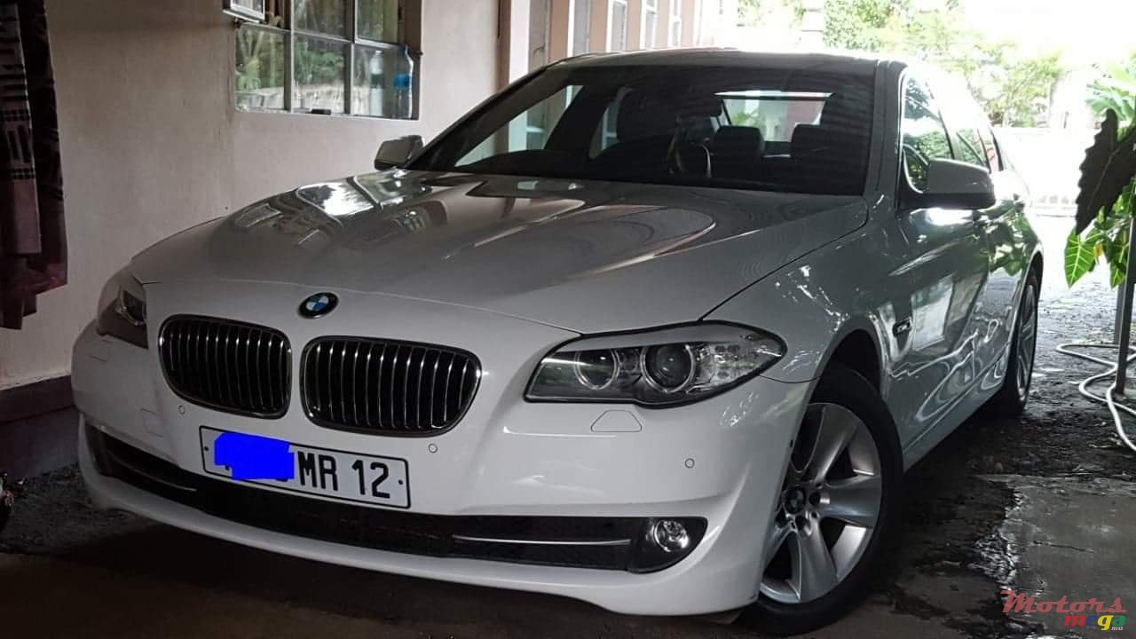 2012' BMW 5 Series 528i photo #1
