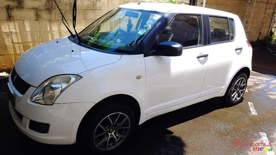 2009' Suzuki Swift photo #2