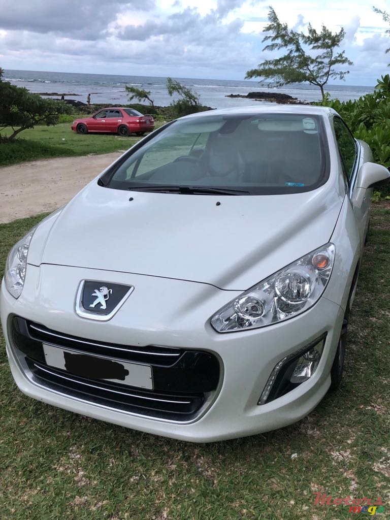 2011' Peugeot 308 Cabriolet photo #1