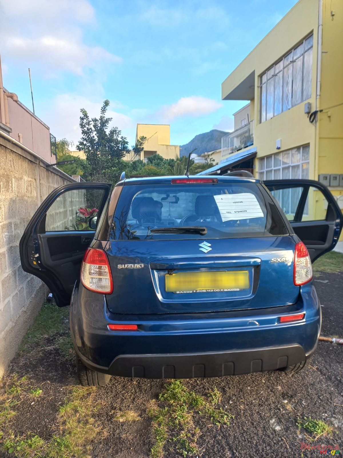 2011' Suzuki SX4 photo #3