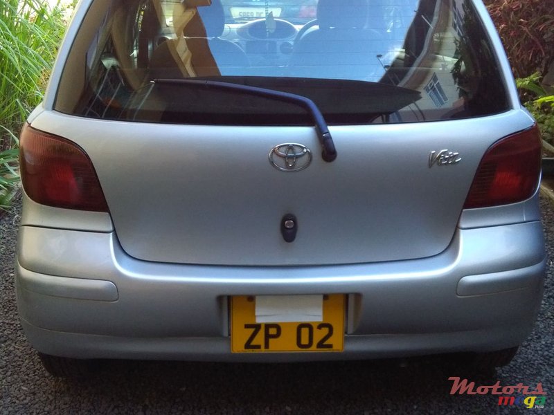 2002' Toyota Vitz photo #2