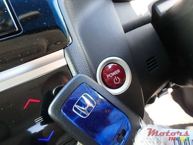 2014' Honda Fit Hybrid photo #3