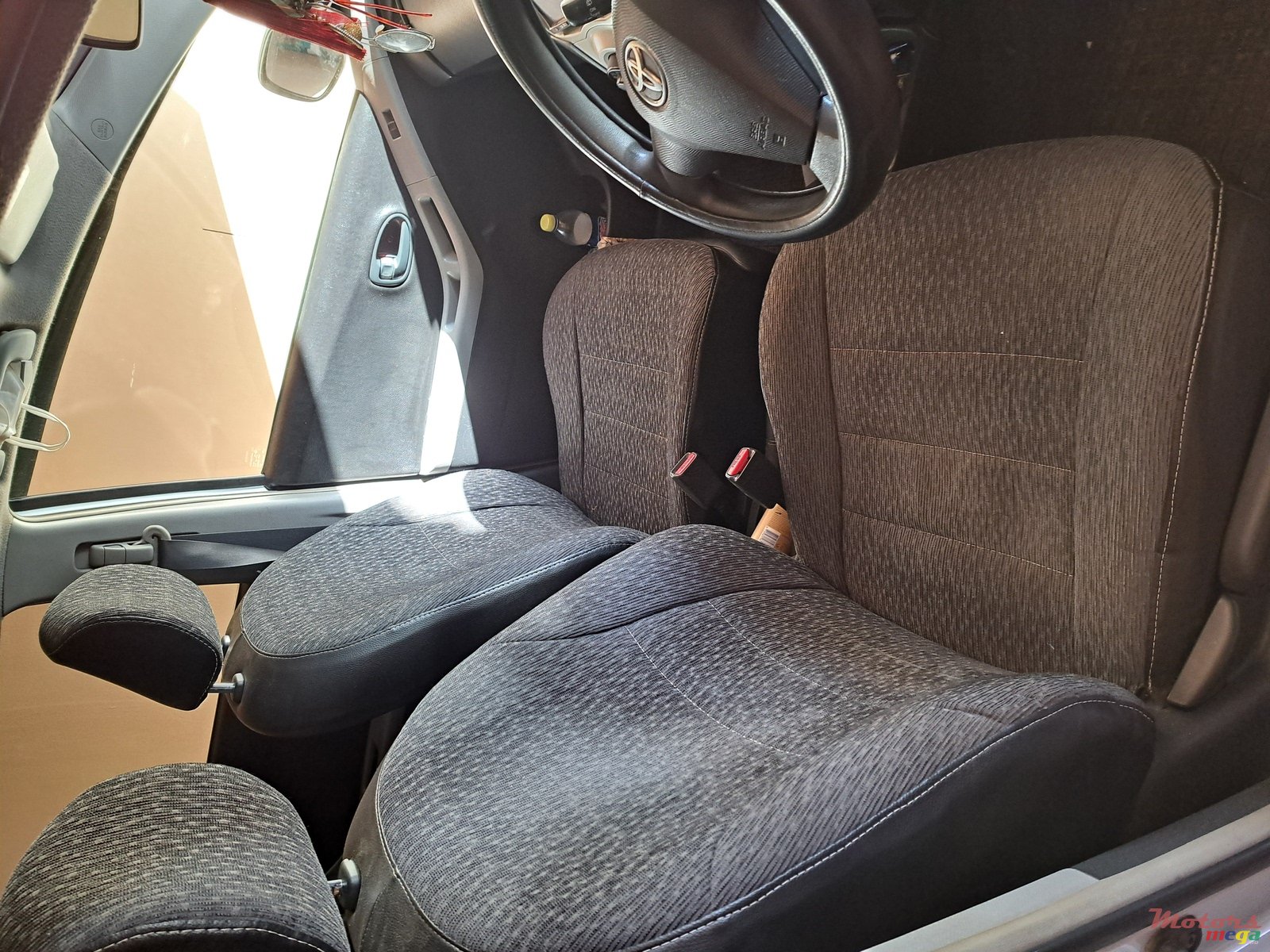 2008' Toyota Vitz photo #4