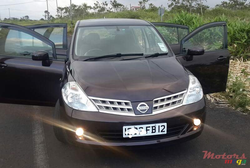 2012' Nissan Tiida Hatchback photo #1