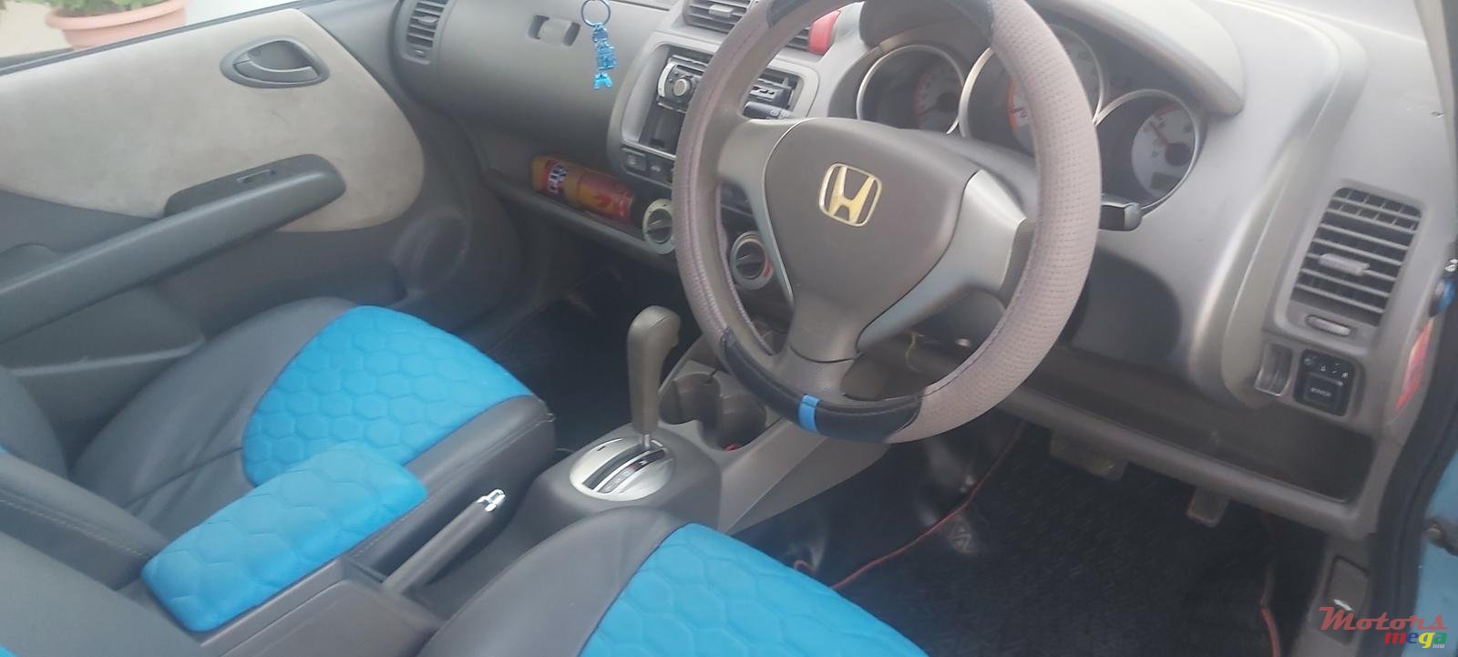 2005' Honda Fit photo #1