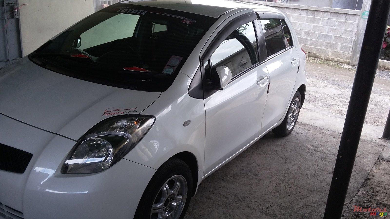 2007' Toyota Vitz photo #2