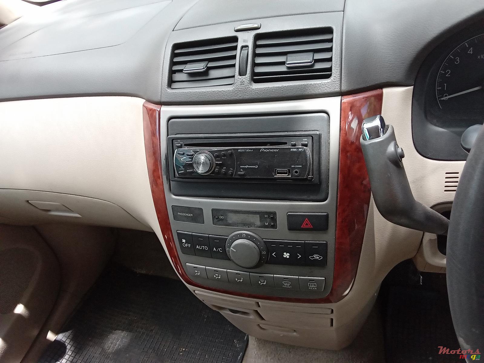 2001' Toyota Ipsum photo #5