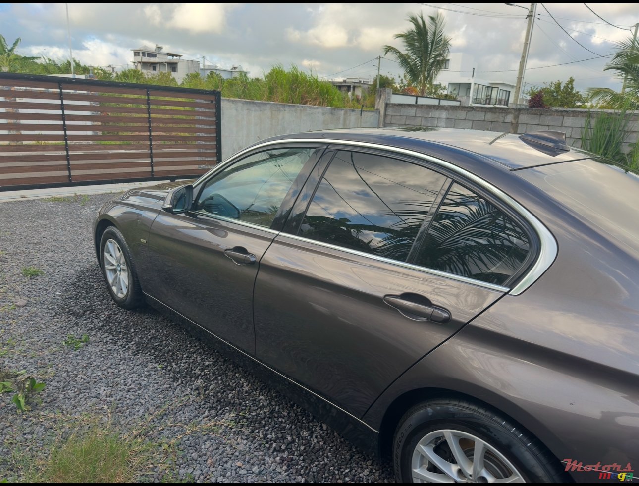 2014' BMW 3 Series Sedan 320i photo #2